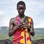 Что будет, если сбросить на африканскую деревню ящик смартфонов?