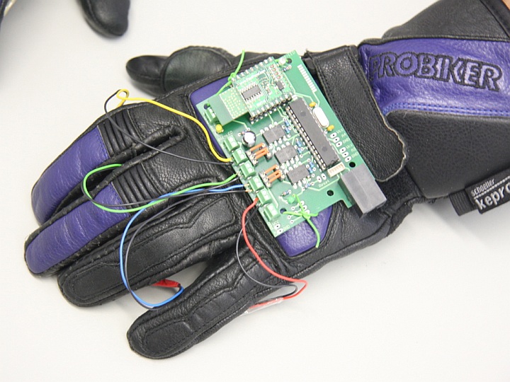 Прототип вибротактильных перчаток (фото:  University Duisburg-Essen)