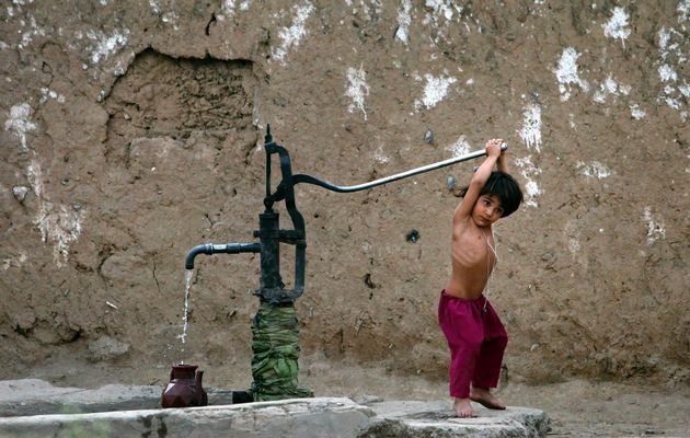 Индийская девочка набирает воду