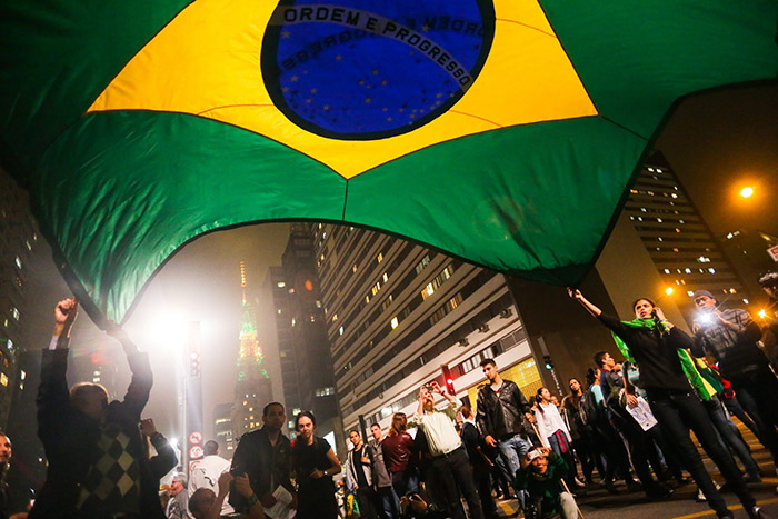 Бразильцы протестуют против повышения цен на проезд в общественном транспорте