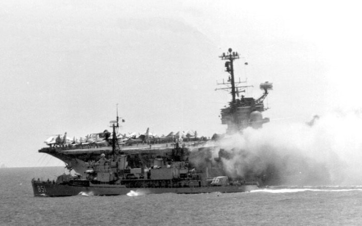 Классическим военно-морским пожаром стал пожар на авианосце USS Forrestal.
