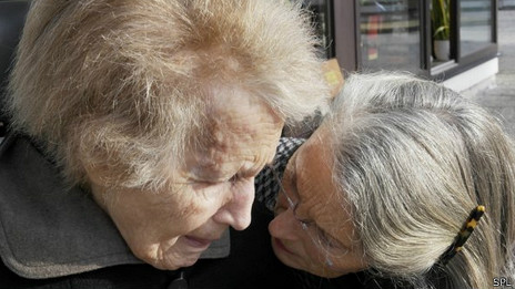 Две пожилые женщины