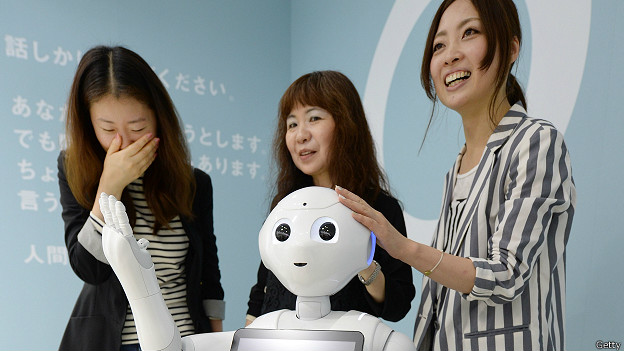 Девушки презентуют робота
