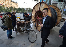 Торговец продает сладкий картофель на улице в Пекине