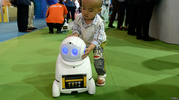Малыш играет с домашним роботом
