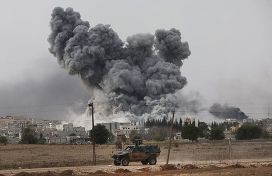 Дым поднимается над Кобани после авиаудара ВВС США