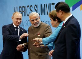 Президент России Владимир Путин, премьер-министр Индии Нарендра Моди, президент Бразилии Дилма Руссефф и президент Китая Си Цзиньпин на саммите БРИКС