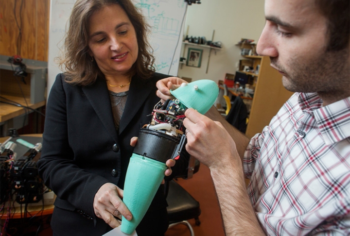 Профессор Рус и докторант Маркези разглядывают своего робота-рыбку в потрошёном виде.