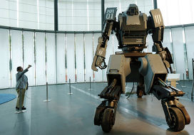 Боевой робот «Kuratas» на выставке в Токио, Япония