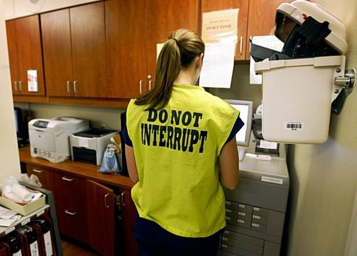 Такие жилетки иногда надевают зарубежные медсёстры, чтобы их не отвлекали во время выполнения ответственных манипуляций (фото: Victoria Colliver)