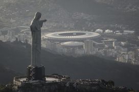 Статуя Христа-Искупителя на фоне стадиона «Маракана» в Рио-де-Жанейро
