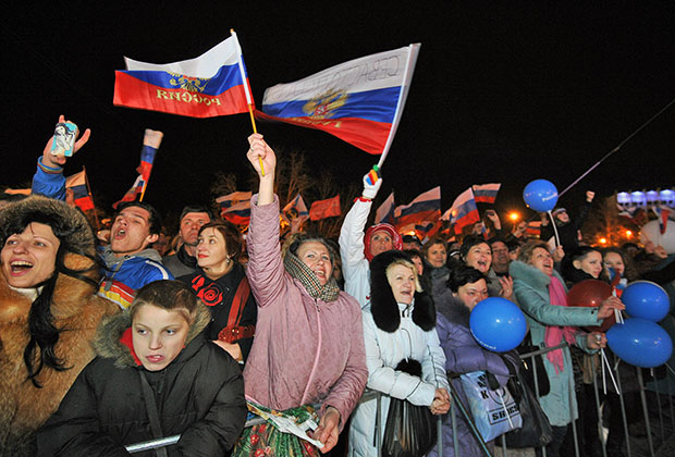 Жители Крыма празднуют результаты референдума