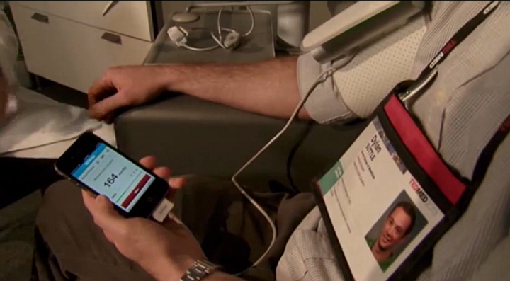 Измерение артериального давление с помощью приставки для смартфона (фото: Associated Press)