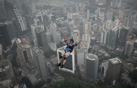 Бейсджампер Оливье Жульен Шакорнак прыгает с башни в Куала-Лумпуре