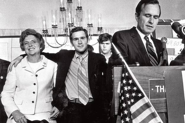 Три поколения клана Бушей в 1999 году: президент Джордж Бушu002Dстарший, будущий президент Джордж Бушu002Dмладший и будущий губернатор Флориды Джеб Буш (на заднем плане) 
