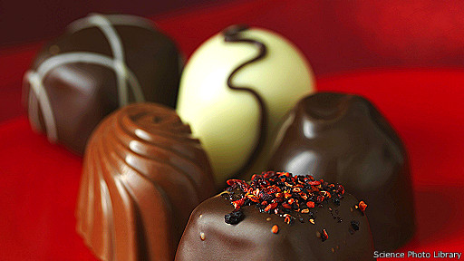 Шоколадные конфеты на красной тарелке.