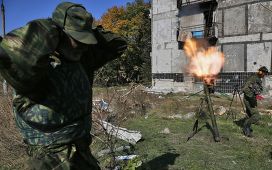 Ополченцы стреляют из миномета рядом с аэропортом Донецка